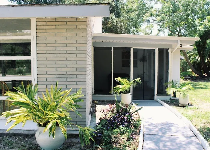5 Min From Weeki Wachee Park- Fully Fenced 3 Bedroom House