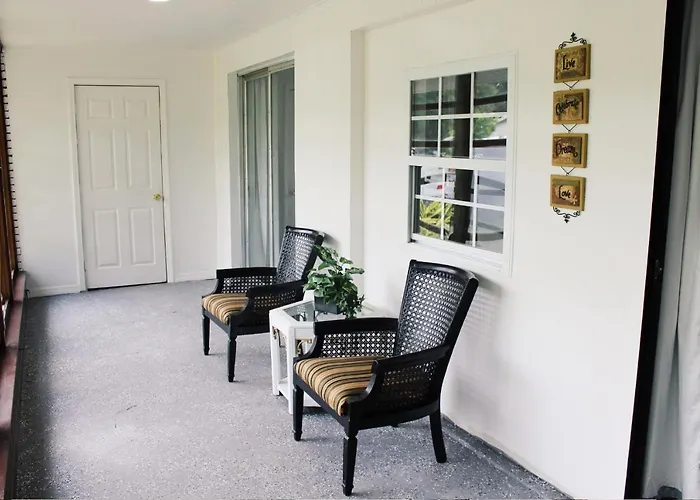 5 Min From Weeki Wachee Park- Fully Fenced 3 Bedroom House